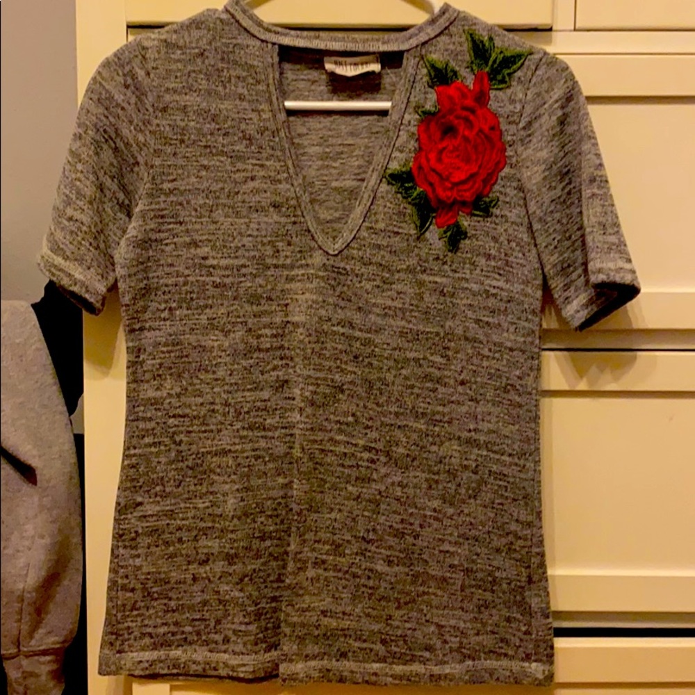 Cute fitted shirt with a floral embroidery.